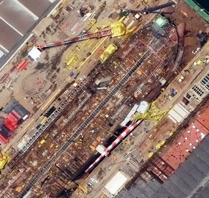 تصویر ۴۰ سانتیمتری WorldView-3 از یک کشتی در حال بارگیری در ریو دو ژانیرو برزیل، ساختار شبکه فلزی بازو های جرثقیل