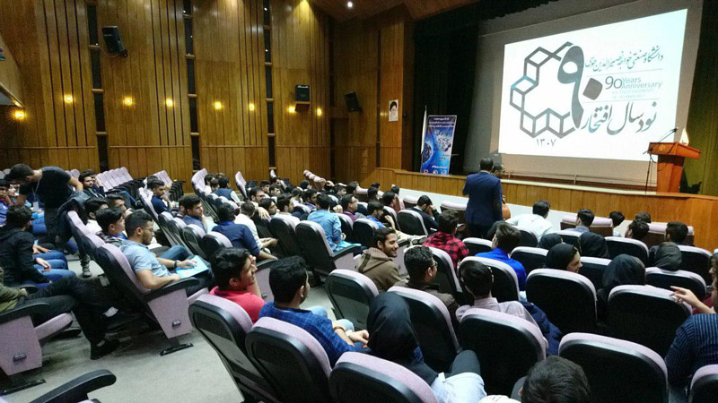 تیم های شرکت کننده در مسابقه ژئولیگ در سالن آمفی تئاتر دانشکده خواجه نصیر