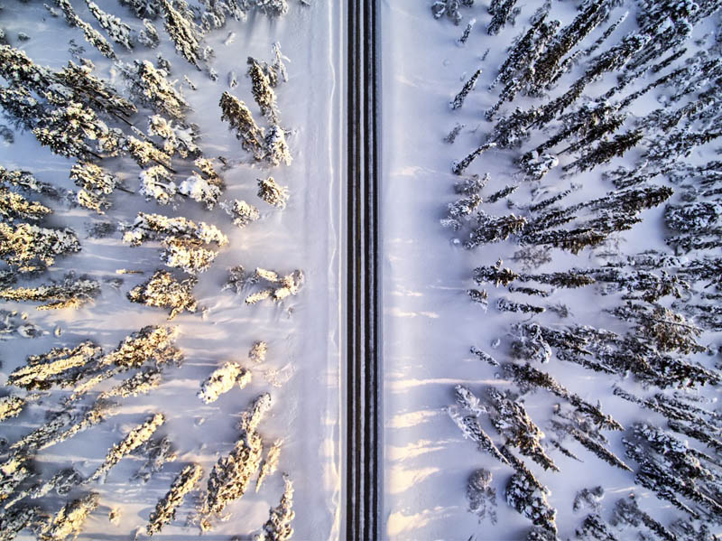 جاده ای زیبا در منطقه برفی Ylläs درلاپلند فنلاند | عکس از Timo Oksanen Productions